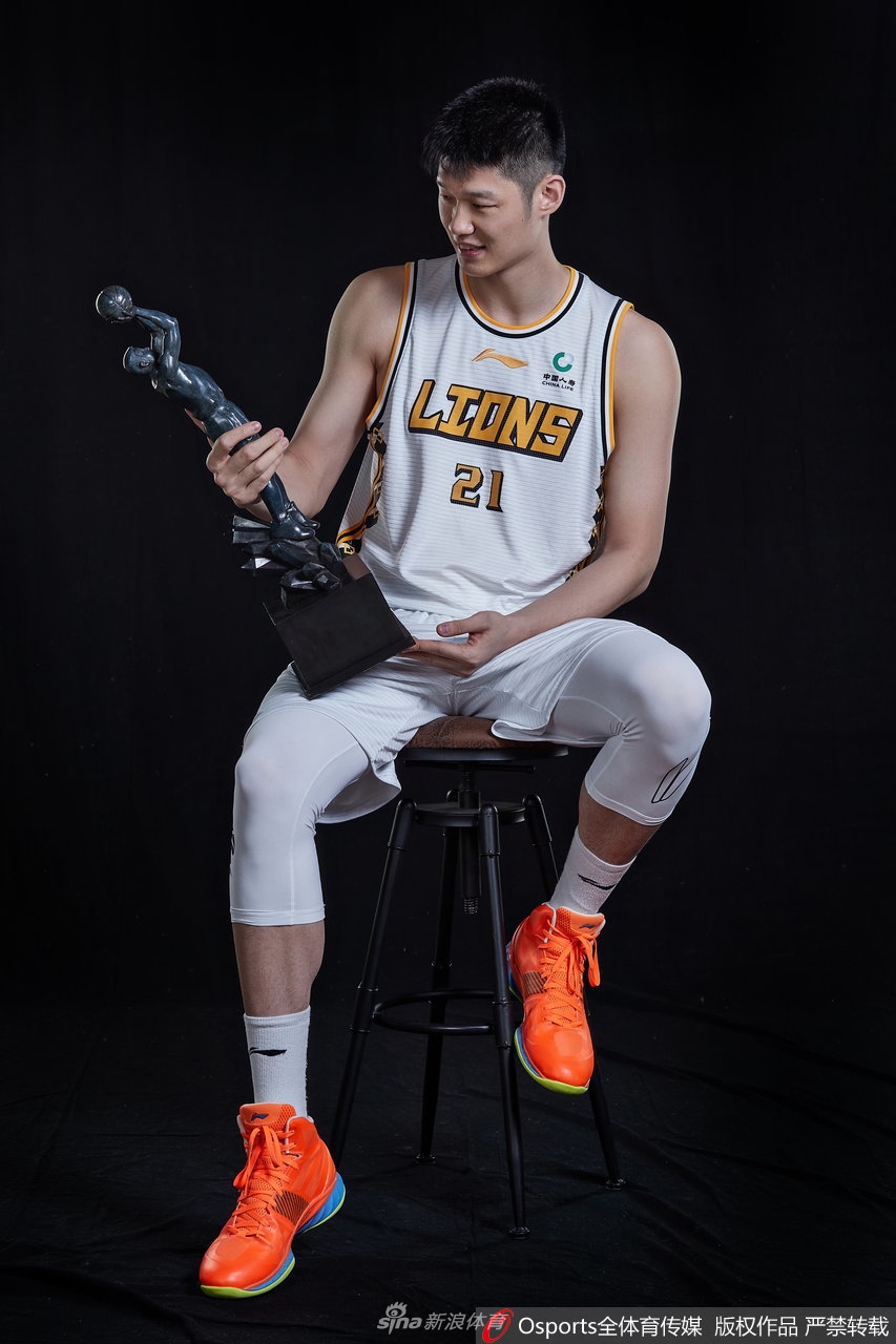 最佳价值球员胡金秋官方写真 与教练员王博共享荣誉