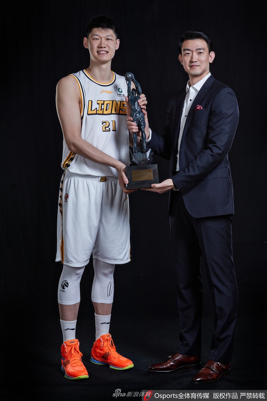 最佳价值球员胡金秋官方写真 与教练员王博共享荣誉