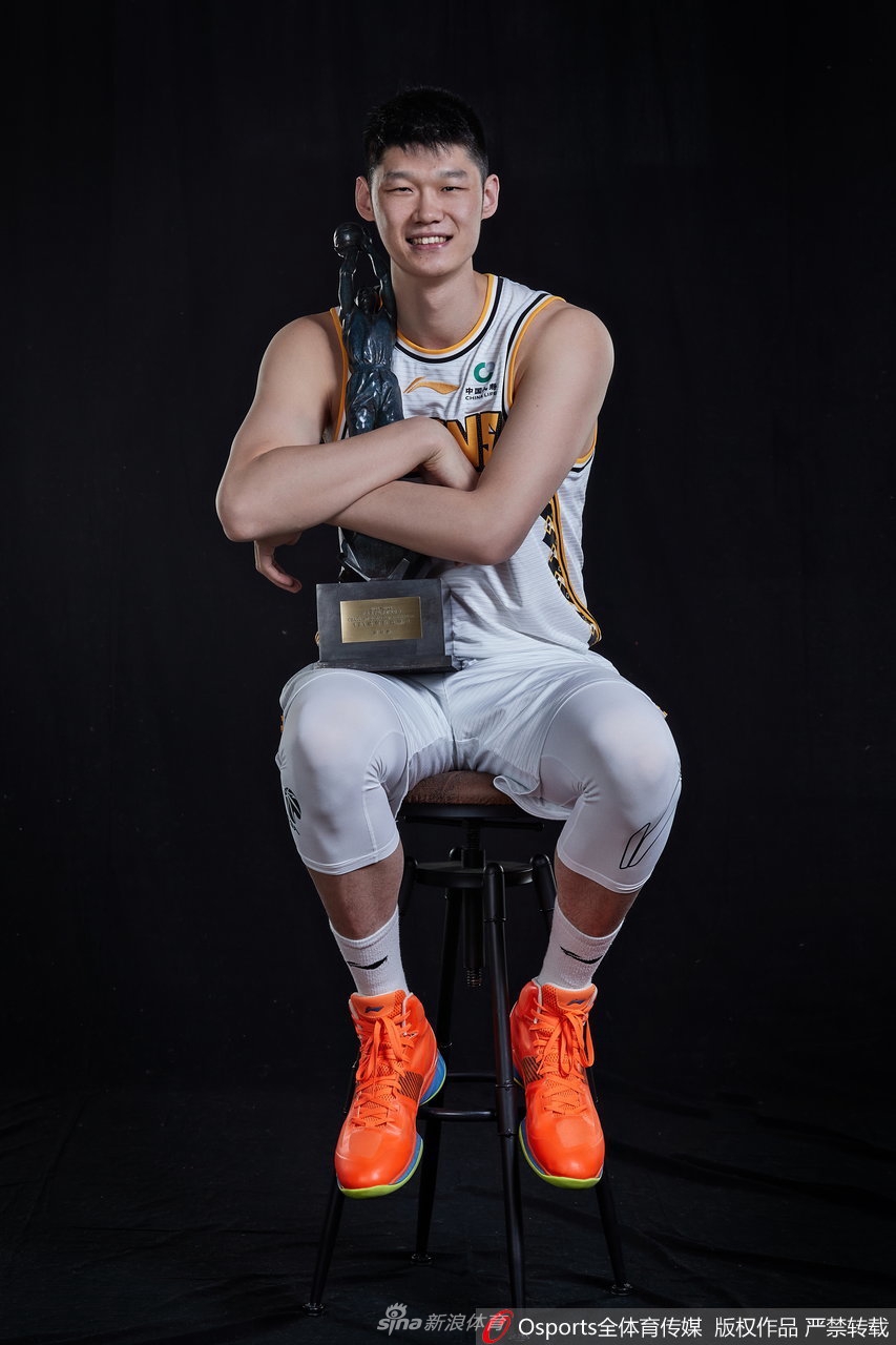 最佳价值球员胡金秋官方写真 与教练员王博共享荣誉