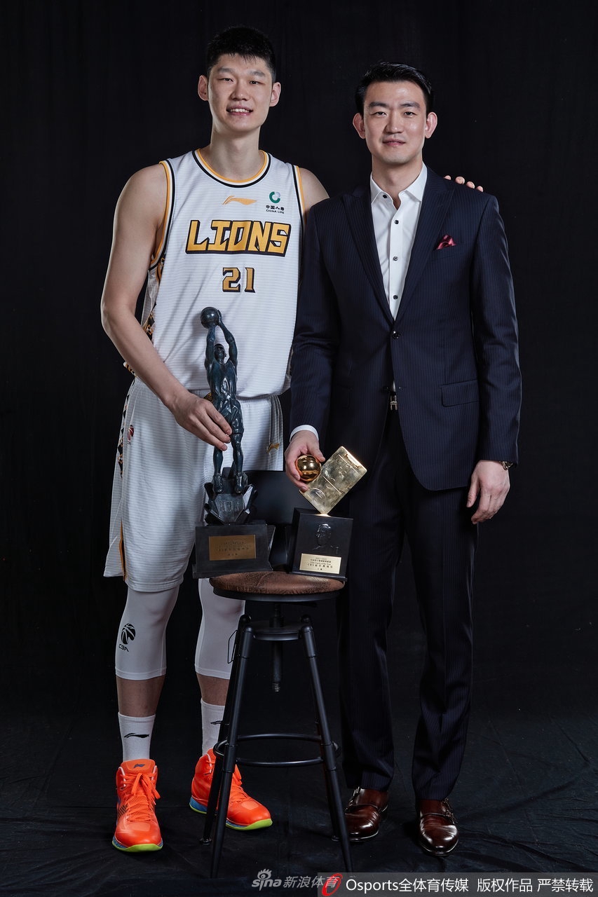 最佳价值球员胡金秋官方写真 与教练员王博共享荣誉