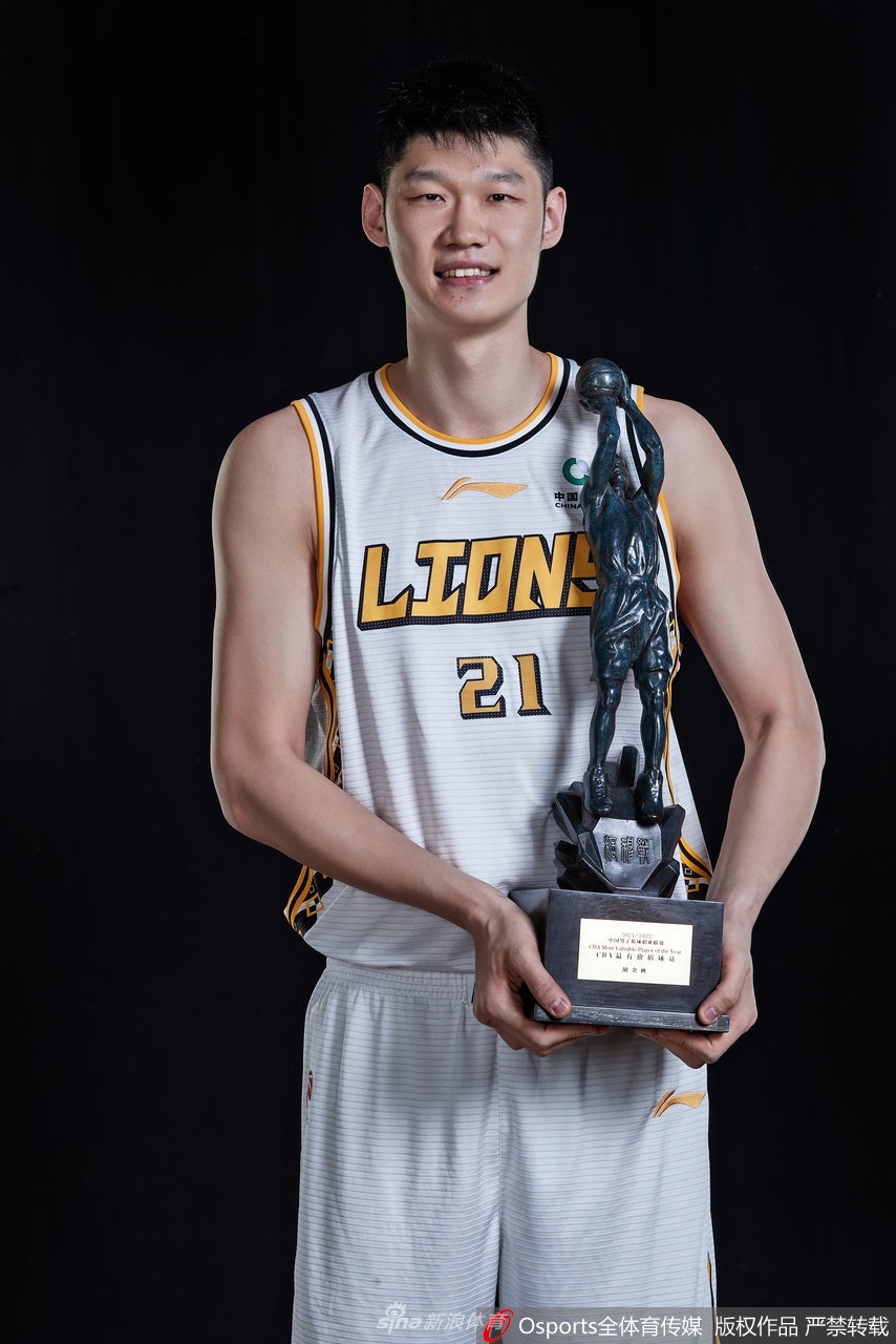 最佳价值球员胡金秋官方写真 与教练员王博共享荣誉