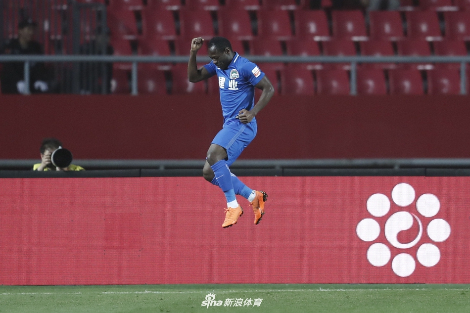 巴索戈破门跳起庆祝