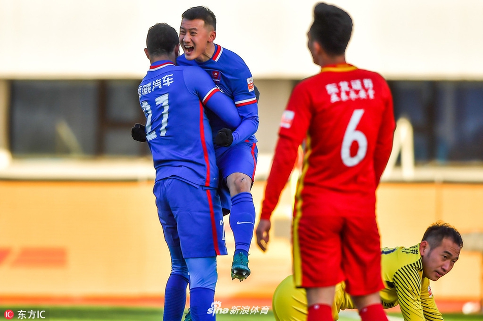 冯劲与卡尔德克庆祝