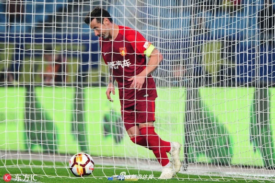 拉维奇点射扳回一球