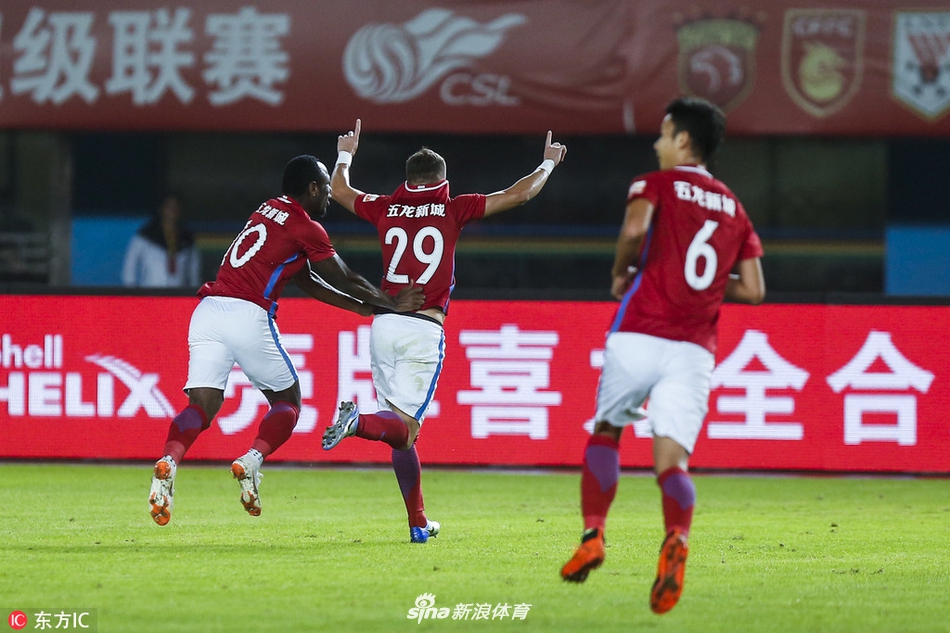 任意球直接破门