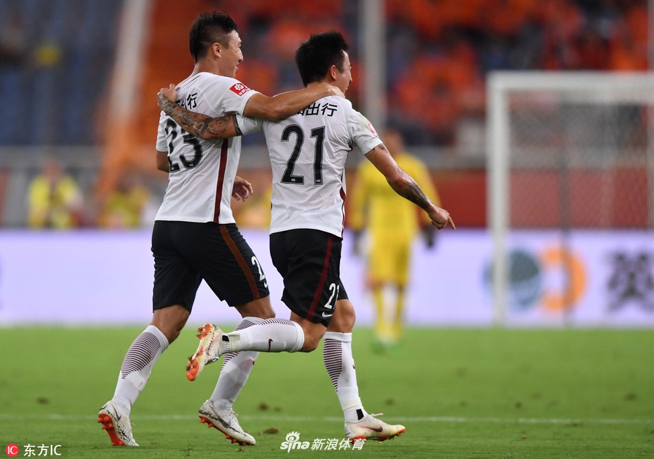 姜至鹏与任航庆祝