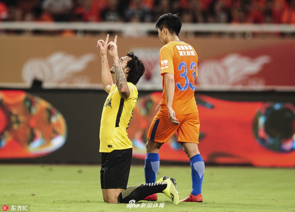 高拉特庆祝破门