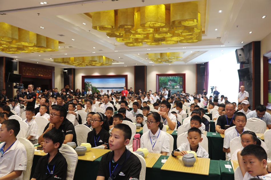 认真观看的小棋手