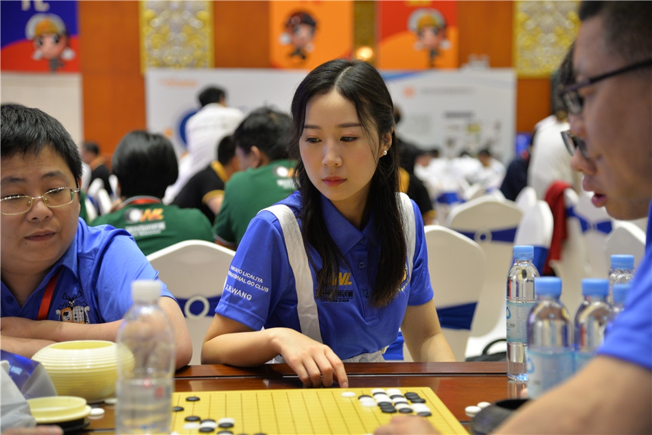 高清-城围联女棋手特写 王香如优雅落子_高清图集_新浪网