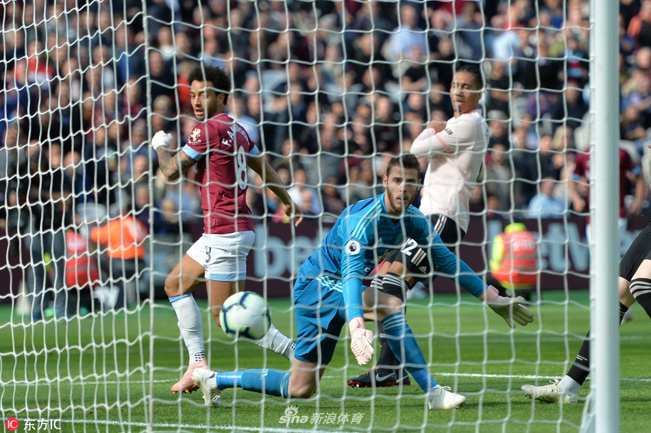 德赫亚目送皮球入网