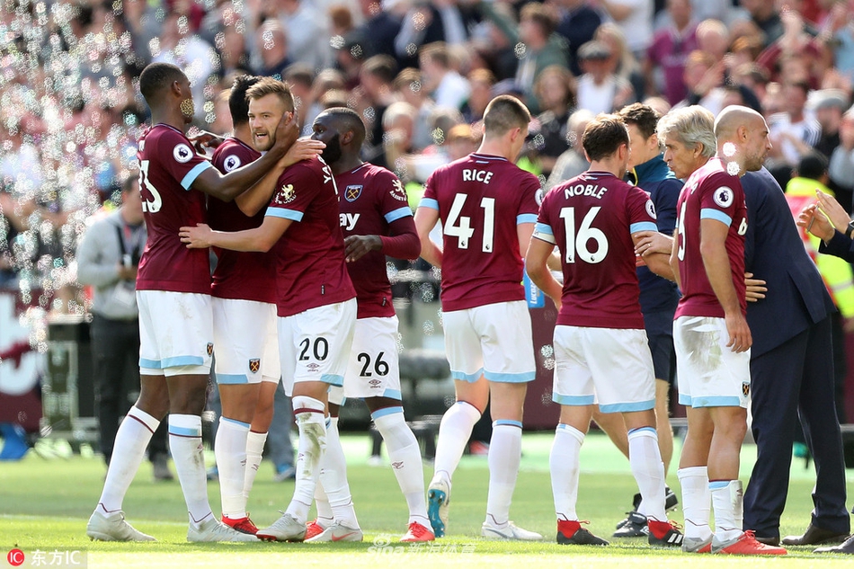 西汉姆联全队庆祝
