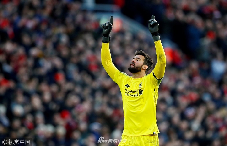 阿利森庆祝进球