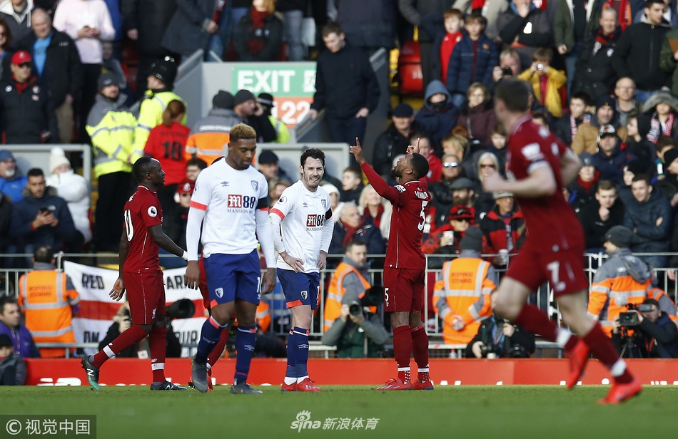 维纳尔杜姆庆祝吊射进球