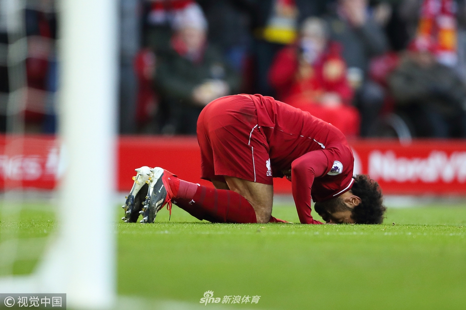 萨拉赫亲吻球场