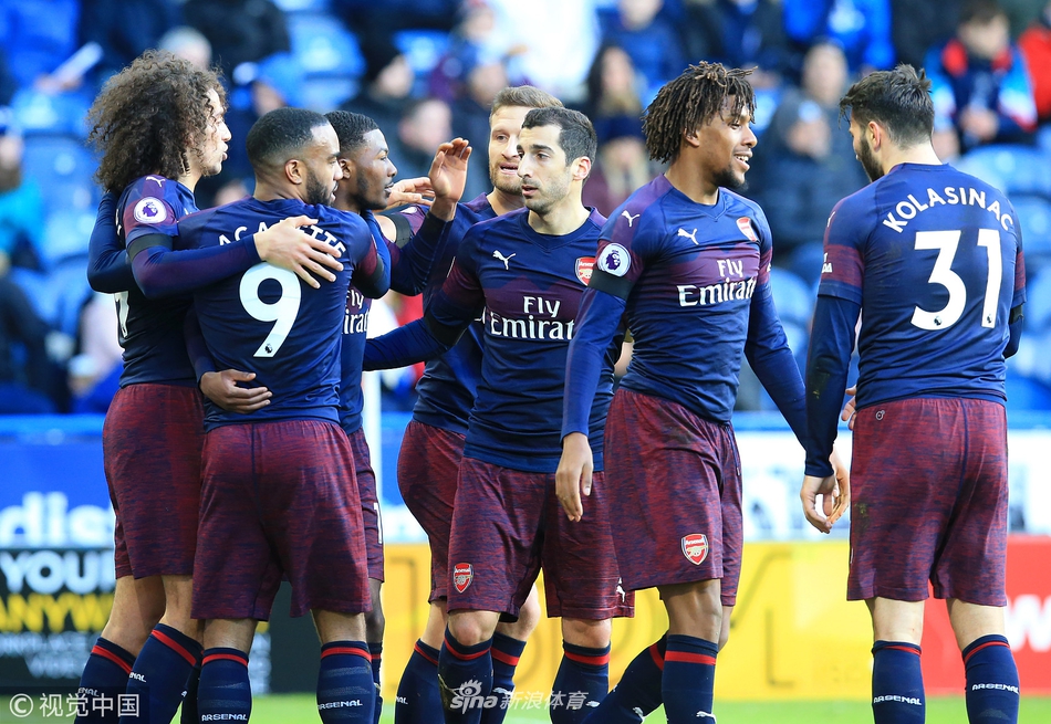 阿森纳全队庆祝进球