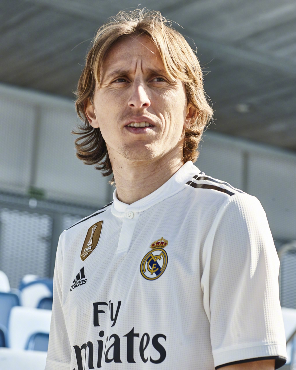 皇马发布新赛季球衣 贝尔本泽马帅气演绎