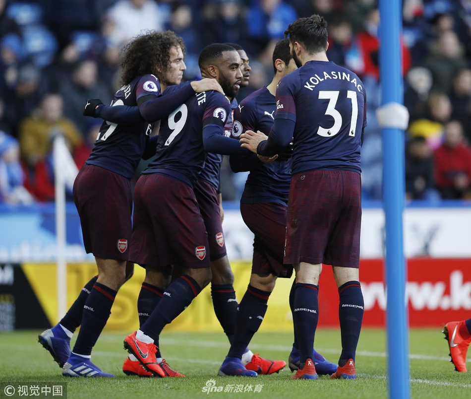 拉卡泽特和队友庆祝进球