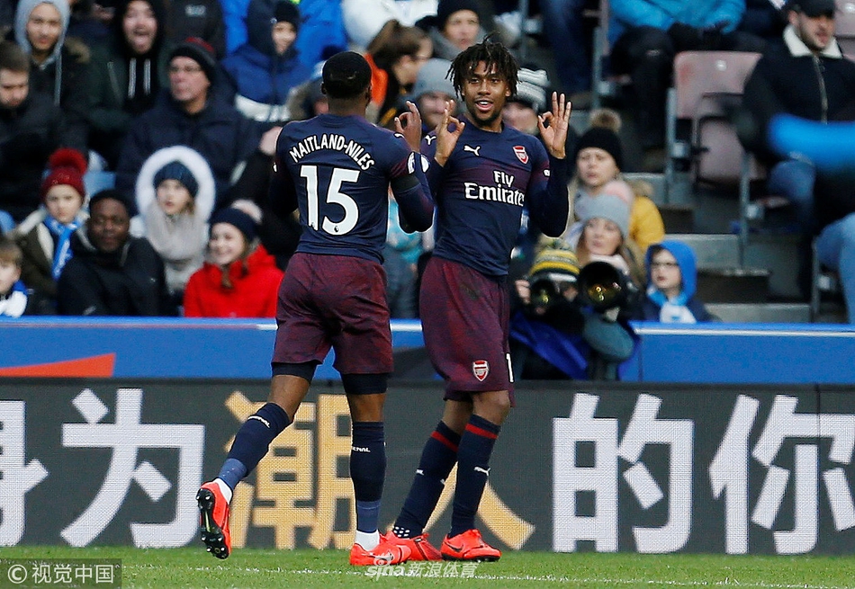 伊沃比庆祝进球