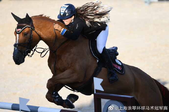 首位女骑手夺得上海冠军赛160米冠军