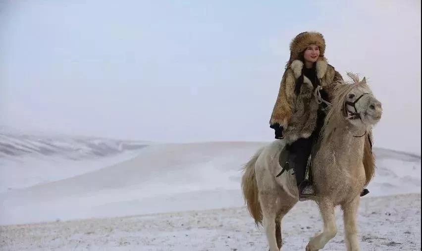 马背上的蒙古姑娘