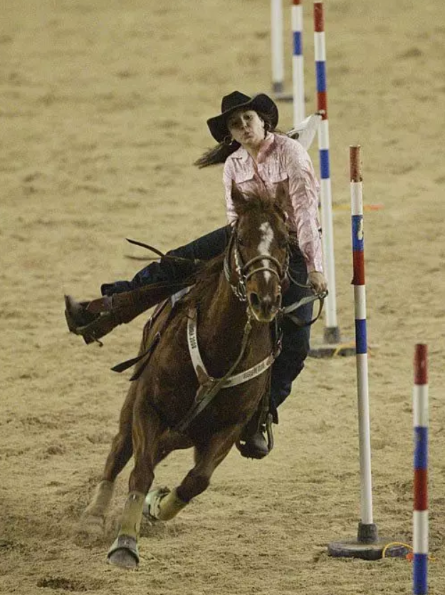 野性的美丽西部女牛仔