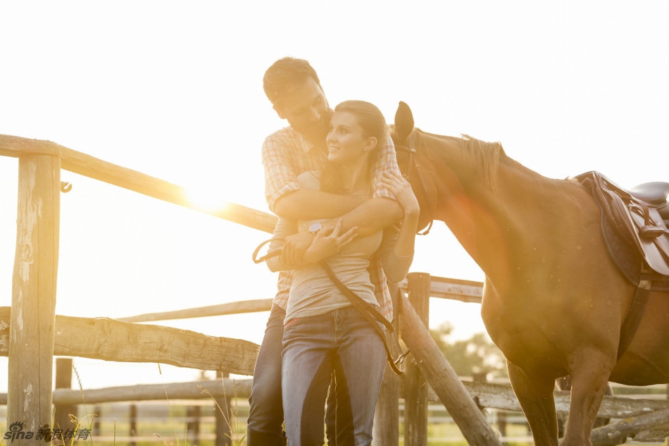 秀恩爱新花样 情侣骑马拍大片