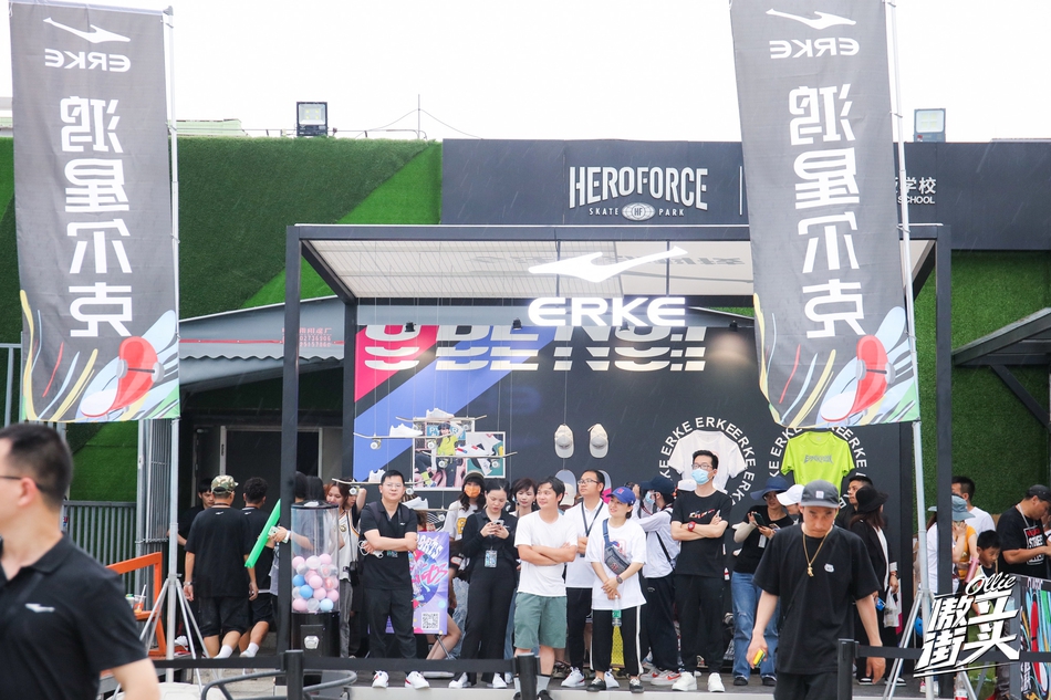 鸿星尔克展示区众人观战