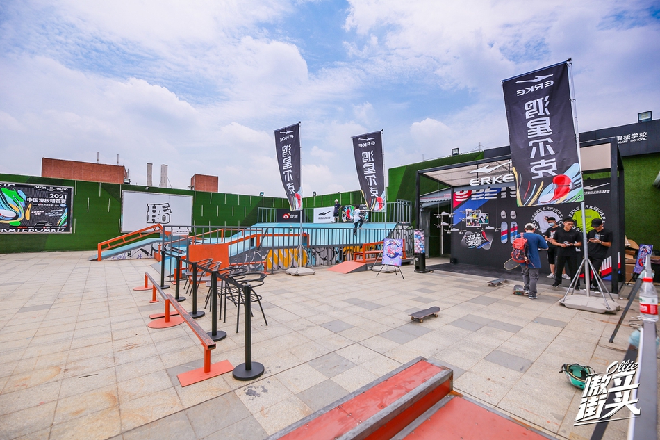 鸿星尔克展示区