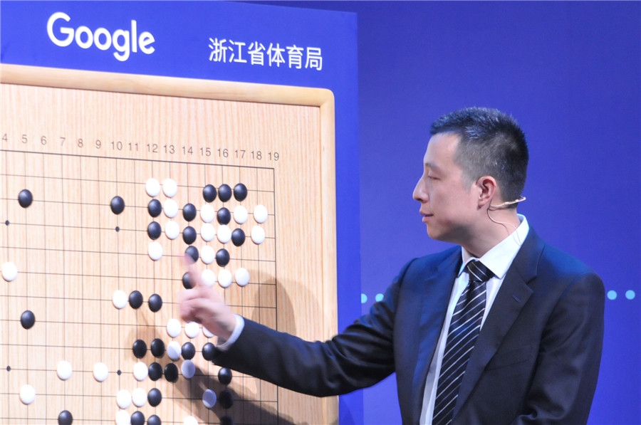 高清-人机大战柯洁两连败 输棋后强颜欢笑