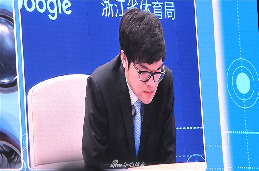 5月25日,围棋峰会柯洁与alphago围棋人机大战第2局在浙江桐乡继续进行