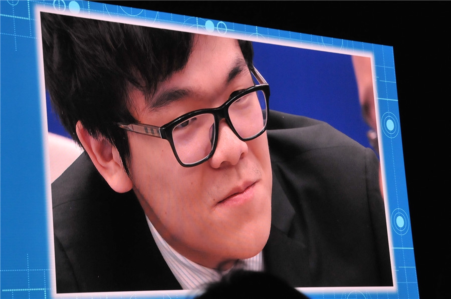 高清-人机大战柯洁两连败 输棋后强颜欢笑