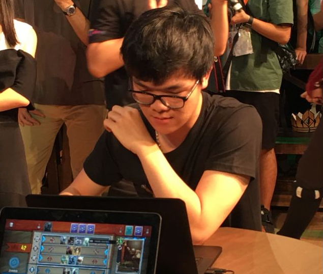 柯洁现身cj昆特牌展台 凭惊人脑力一路连胜