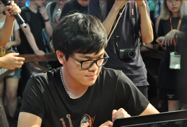 柯洁现身cj昆特牌展台 凭惊人脑力一路连胜