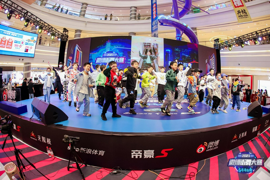小选手参加街舞公开课