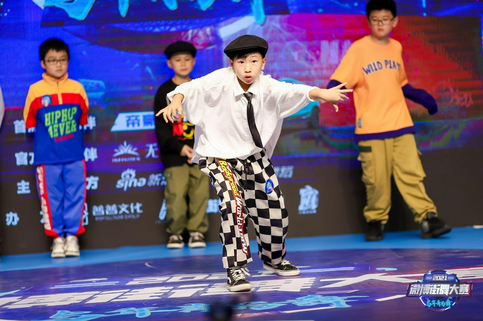 棋盘格裤子格外抢镜