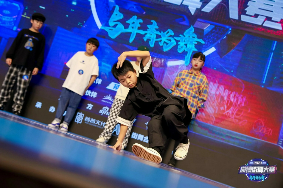 小选手身穿唐装出战