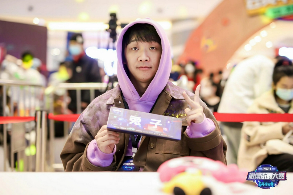 顶尖舞者兔子担任裁判