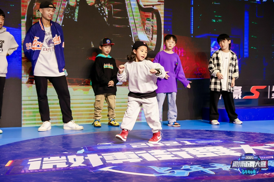 小朋友现场挑战黄渤