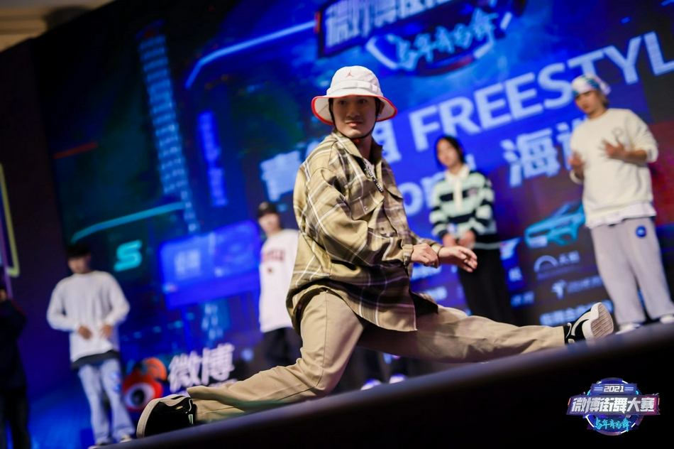 青年组舞者一展绝技