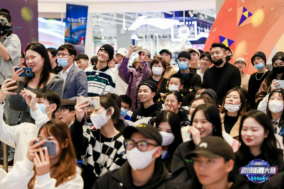 现场观赛的人群