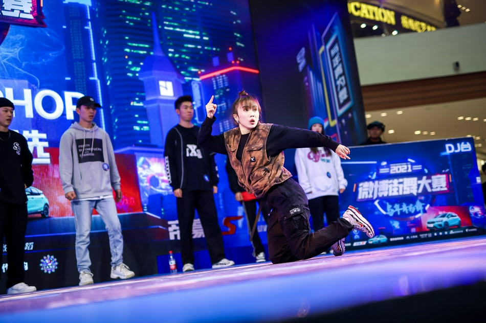 女舞者帅气出战