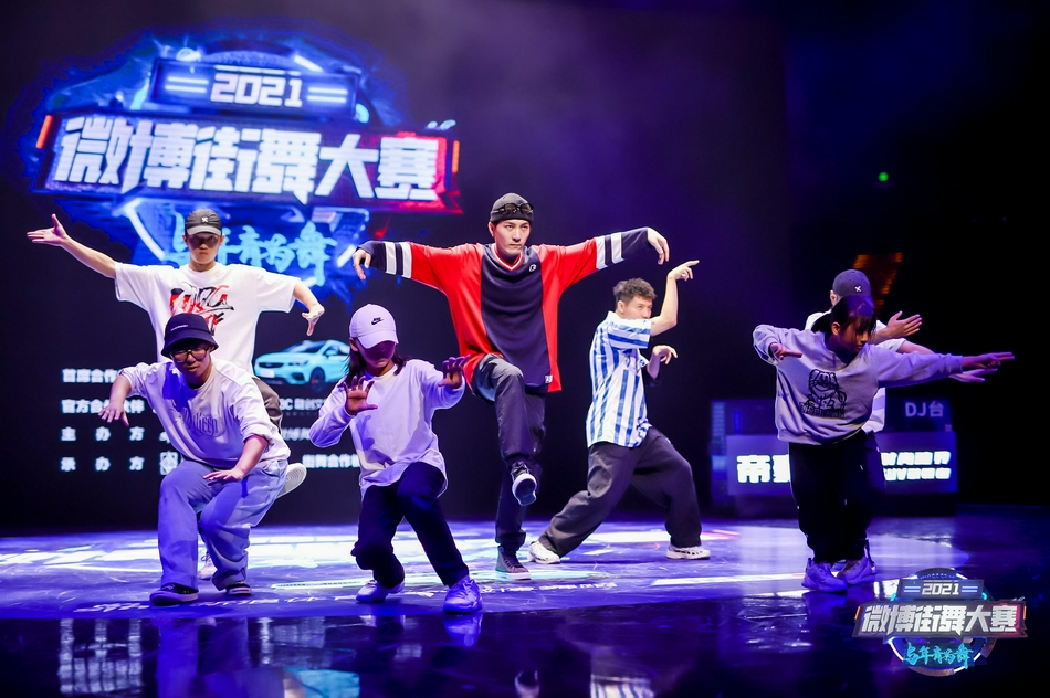 穆童率战队表演齐舞