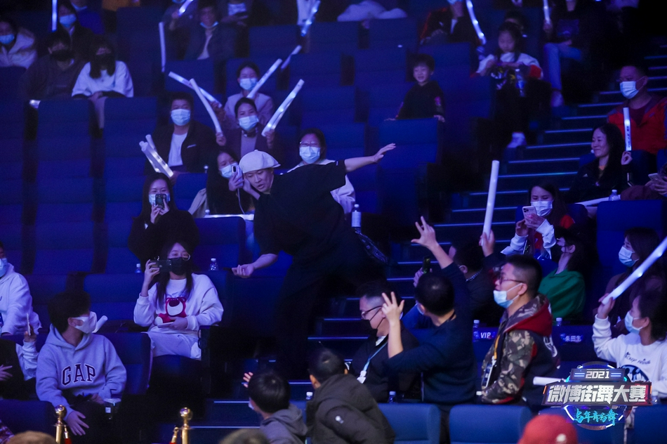 罗永胜与观众共舞