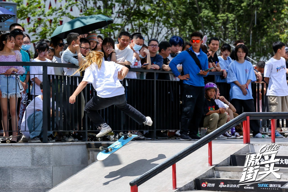 女滑手一展绝技