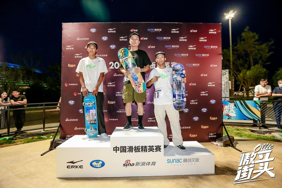 男子组前三名合影