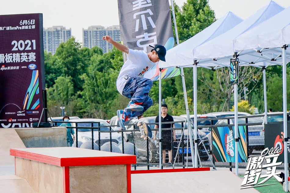 潘家杰帅气出场