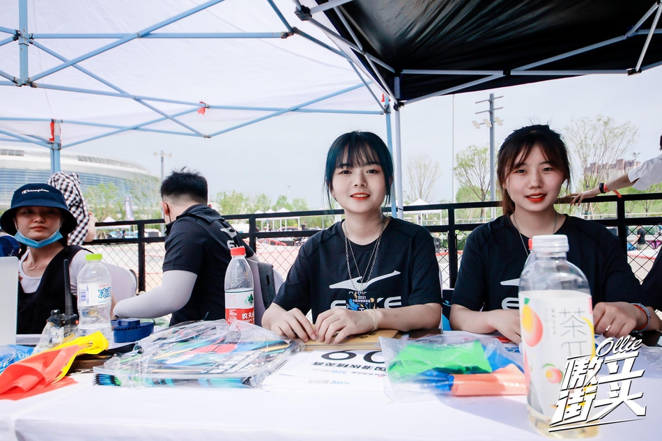 签到处的美女工作人员