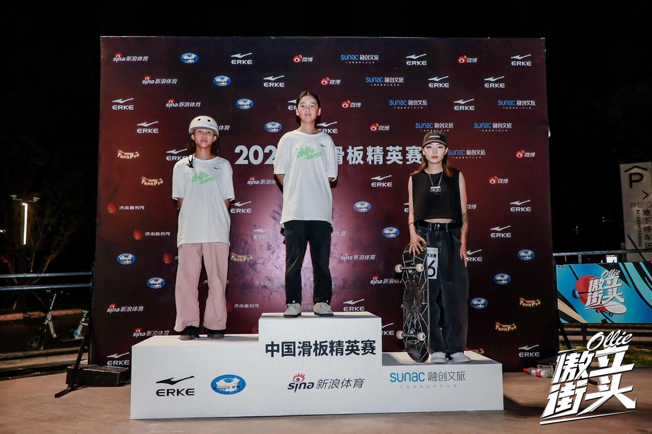 女子组前三合影