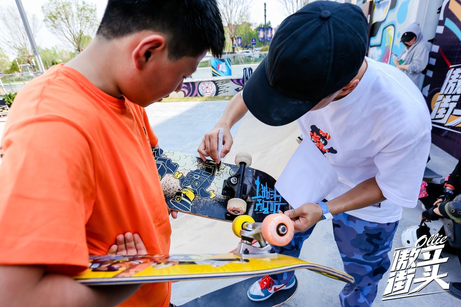 潘家杰为小粉丝签名