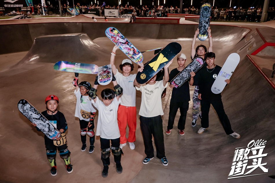 赛后互动选手们收获滑板